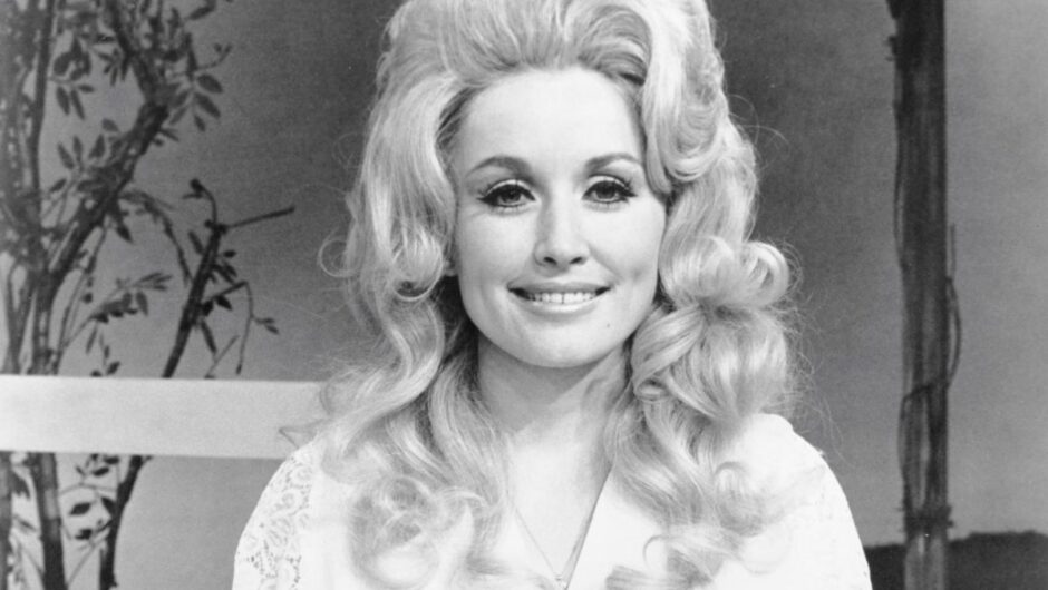 Dolly Parton a détaillé le temps terrifiant qu&rsquo;une tornade a balayé sa maison