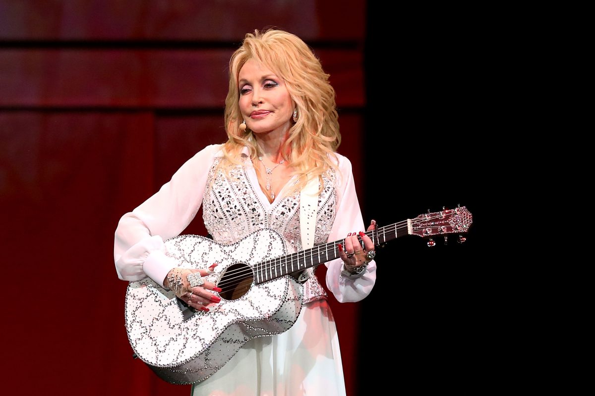 Dolly Parton se produisant en Australie sur scène.
