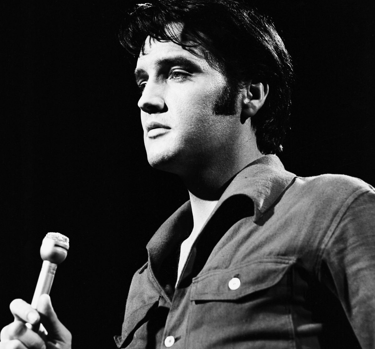 Elvis Presley avec un micro