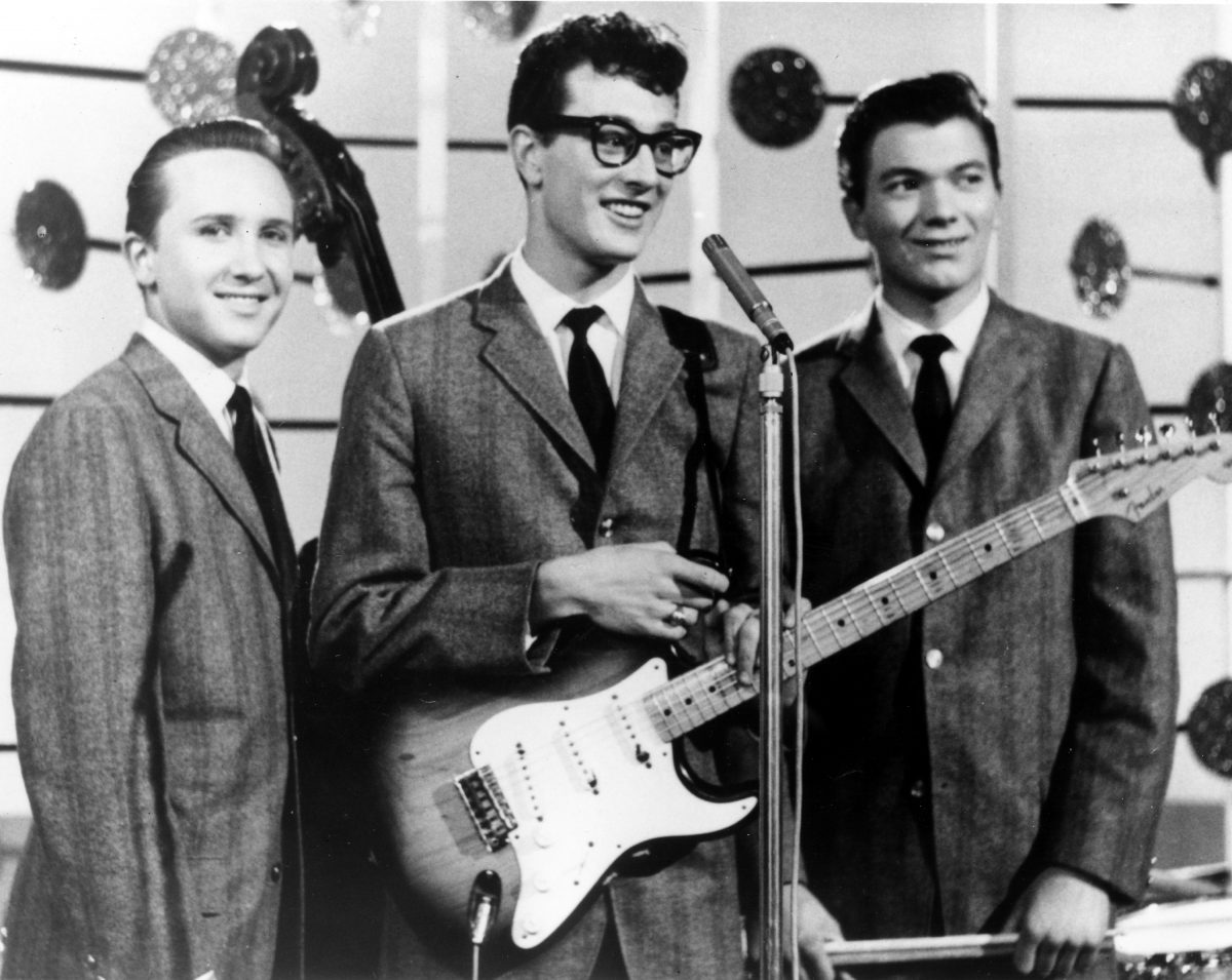 Buddy Holly tenant une guitare