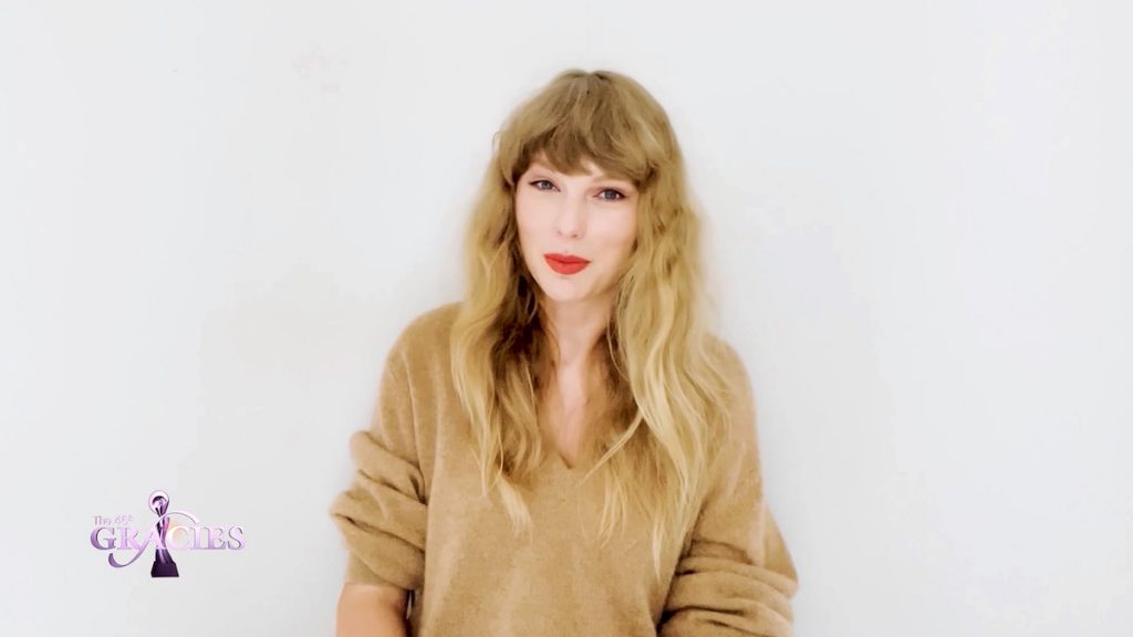 La pop star Taylor Swift accepte le Gracies Grand Award lors de la 46e cérémonie annuelle des Gracie Awards
