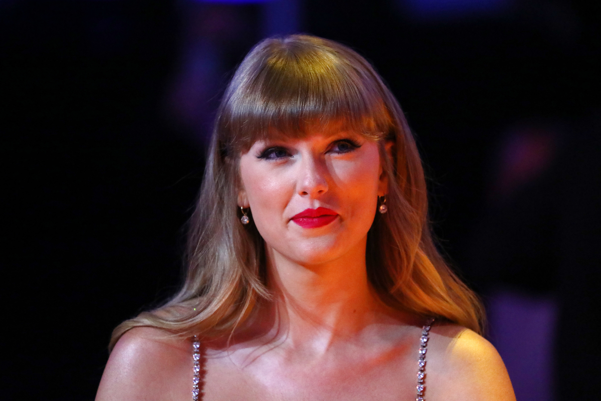 Portant du rouge à lèvres rouge, Taylor Swift profite des Brit Awards à Londres, en Angleterre.