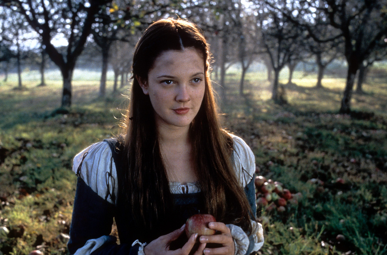 Drew Barrymore tenant une pomme dans une scène du film 'Ever After : A Cinderella Story', 1998.