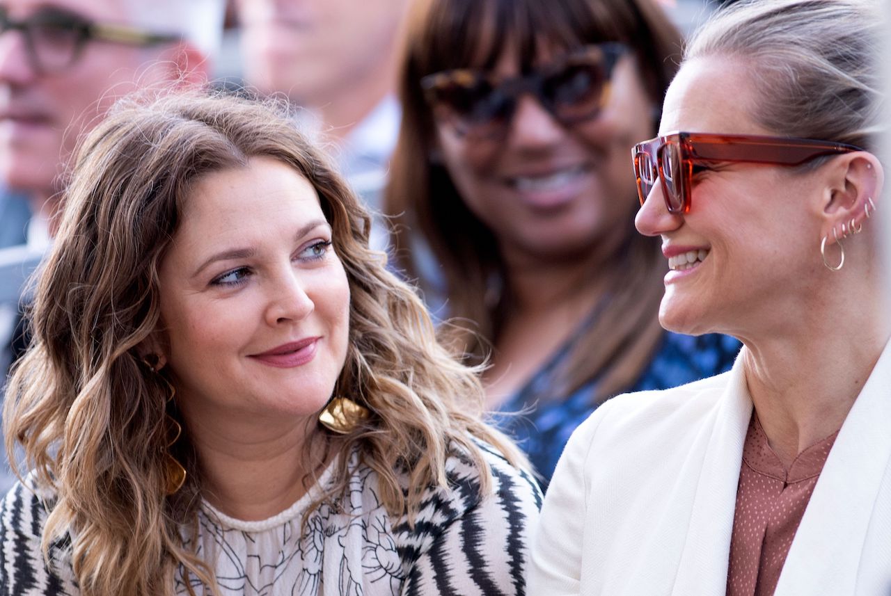 Drew Barrymore et Cameron Diaz se regardent et se sourient en 2019