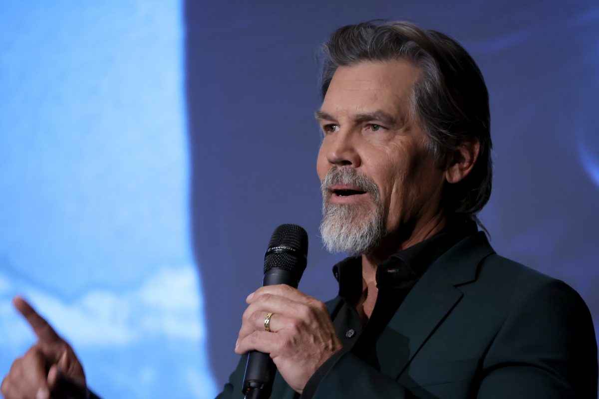 Josh Brolin, qui sera dans Dune Part 2, prend la parole sur scène lors de la première lors de la première de Outer Range