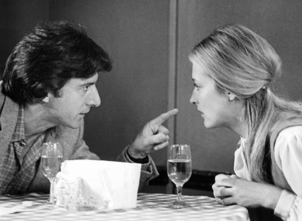 'Kramer contre Kramer' Dustin Hoffman dans le rôle de Ted Kramer et Meryl Streep dans le rôle de Joanna pointant son doigt sur son visage à une table avec des verres à eau entre eux