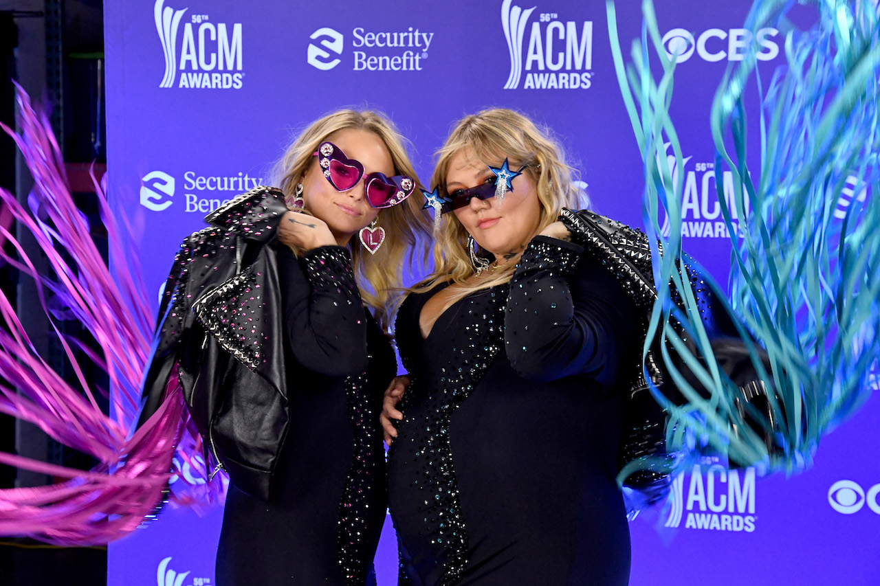 Miranda Lambert et Elle King posent pour une photo dans des tenues et des lunettes de soleil assorties