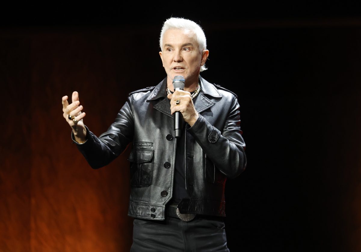 Le réalisateur Baz Luhrmann parle sur scène d'Elvis lors du panel Warner Bros. Discovery au CinemaCon