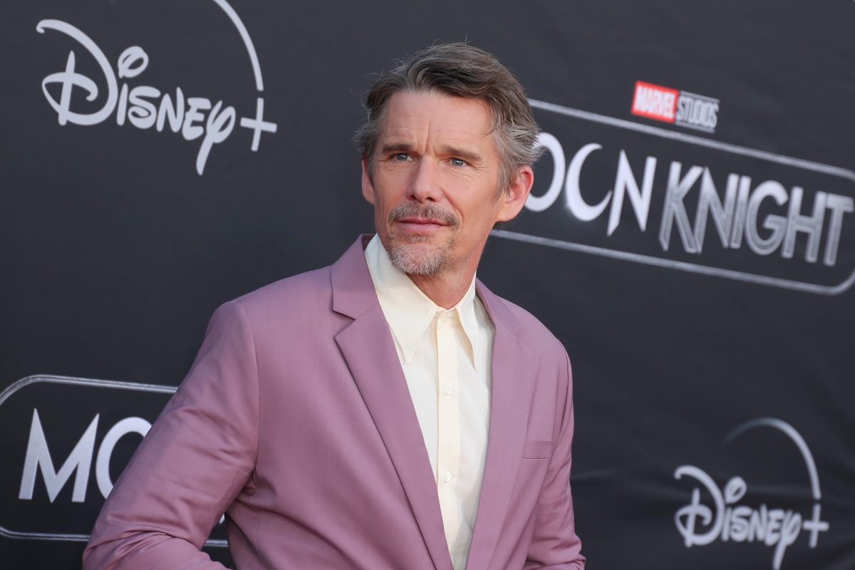 La star de 'Moon Knight' Ethan Hawke porte un costume violet clair sur une chemise boutonnée blanche.