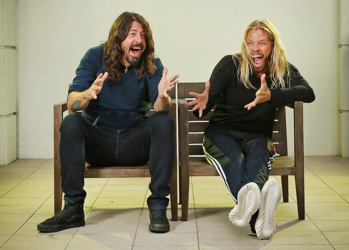 Dave Grohl et Taylor Hawkins posant à Sydney, 2017.