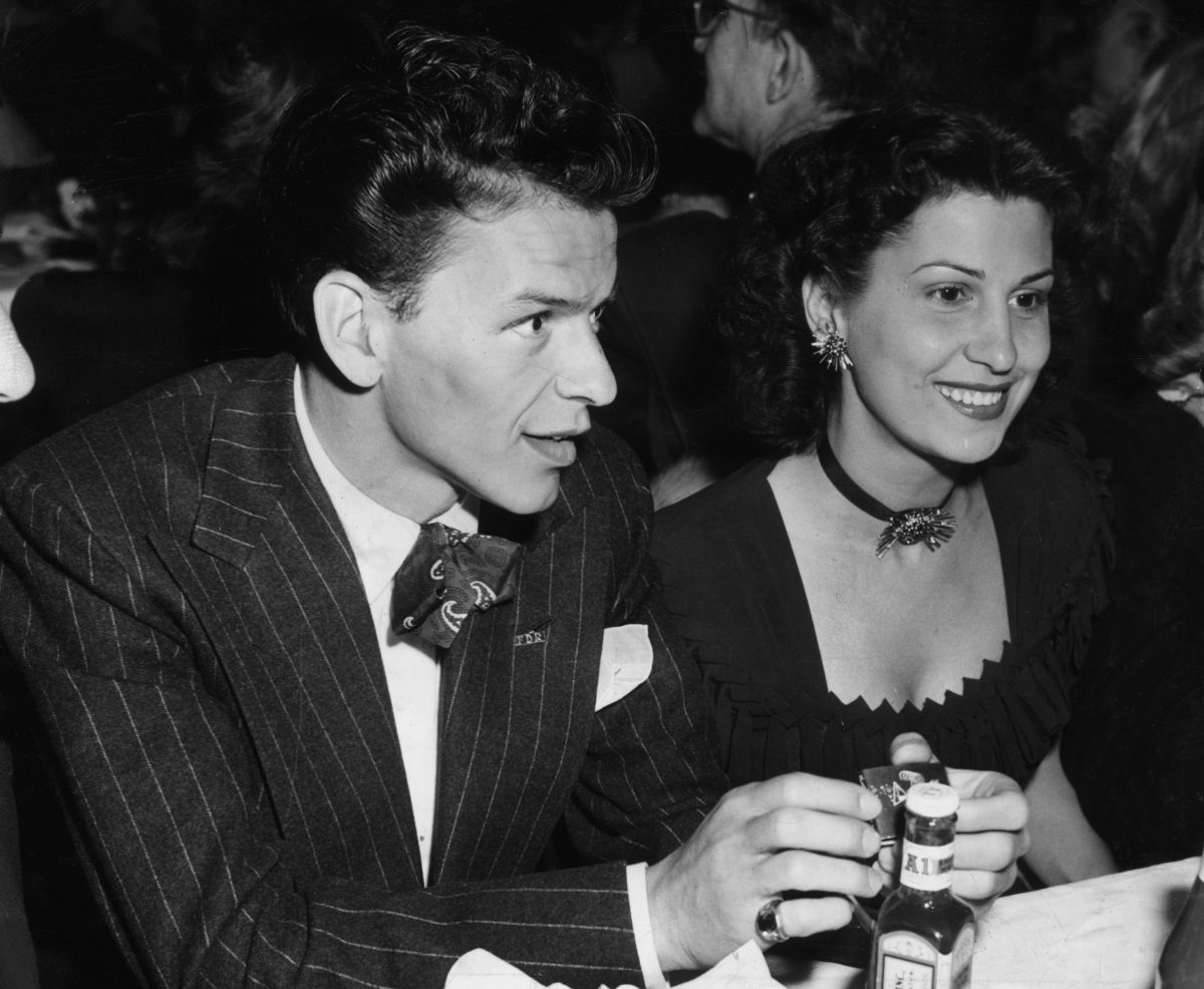 Une photo en noir et blanc de Frank Sinatra et de son ex-femme Nancy Barbato assis à une table. 