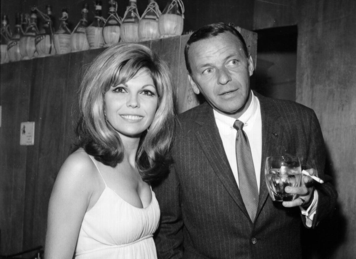 Une photo en noir et blanc de Nancy Sinatra et Frank Sinatra.  Il est titulaire d'un verre et une cigarette.