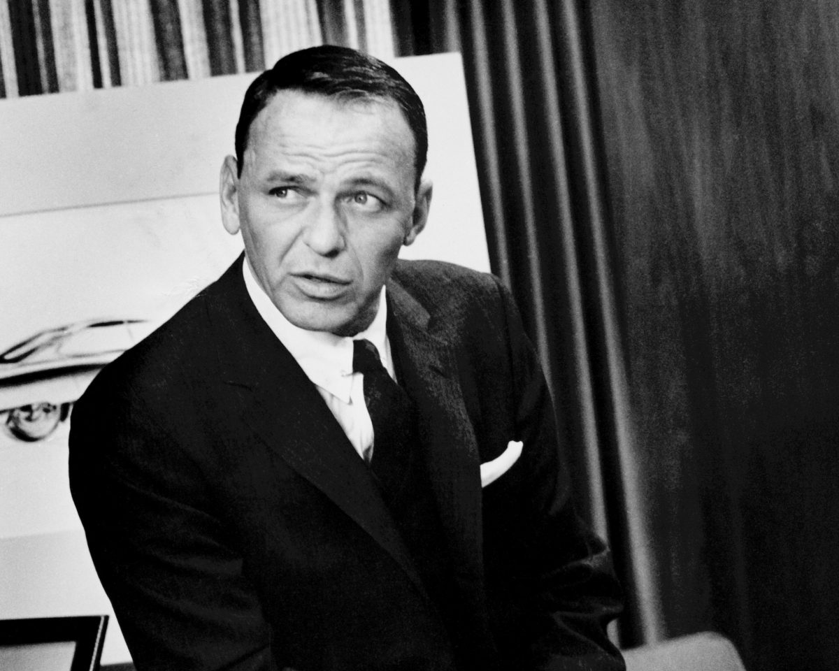 Une photo en noir et blanc de Frank Sinatra portant un costume.