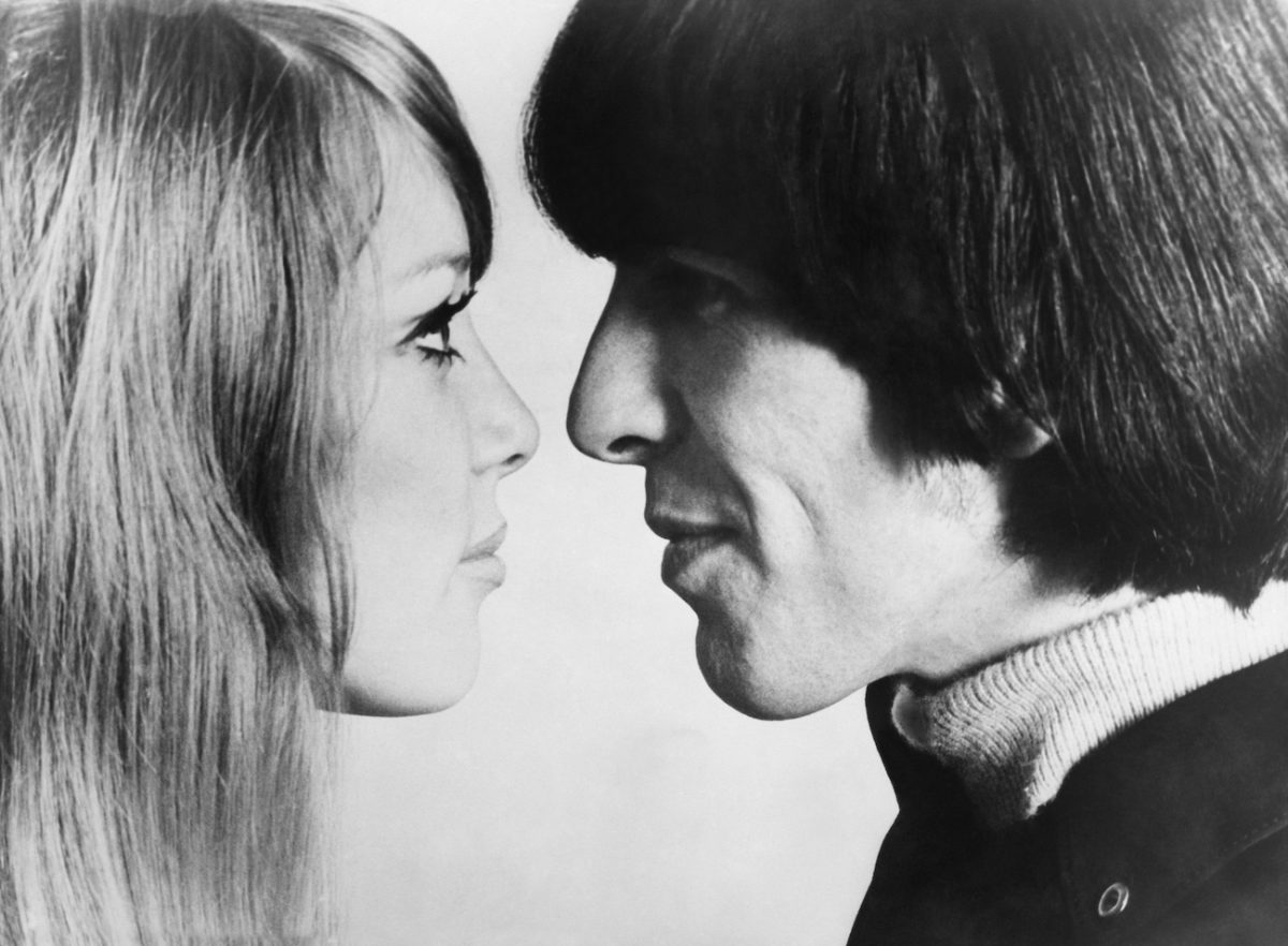 George Harrison et sa première femme, Pattie Boyd lors de leur mariage en 1966.