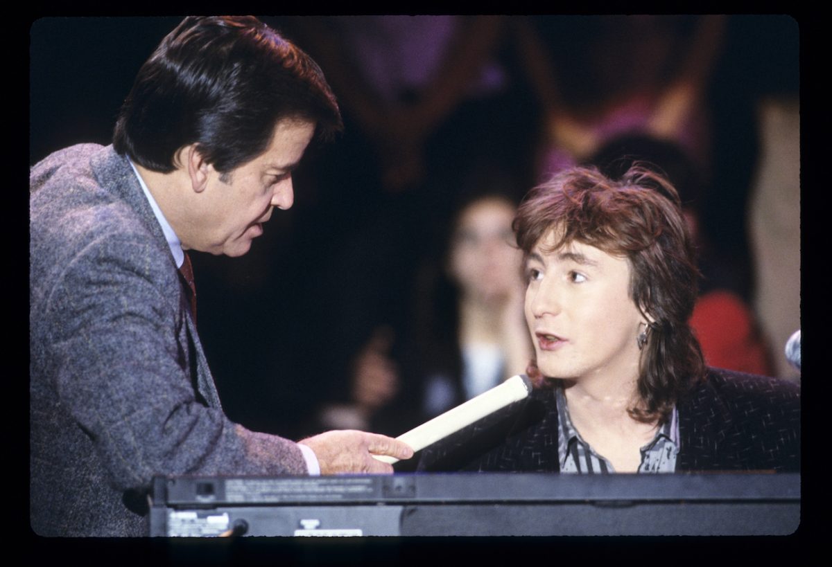 Dick Clark interviewant Julian Lennon en 1984.