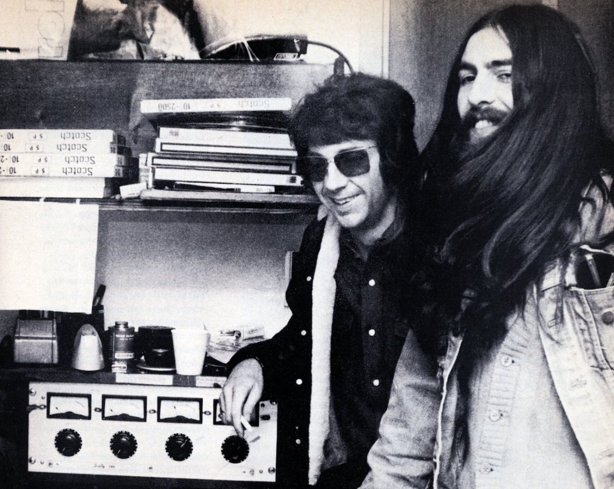 George Harrison et Phil Spector dans le studio d'enregistrement en 1970.