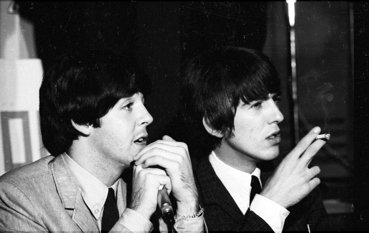 Paul McCartney et George Harrison lors d'une conférence de presse avec le reste des Beatles en 1964.