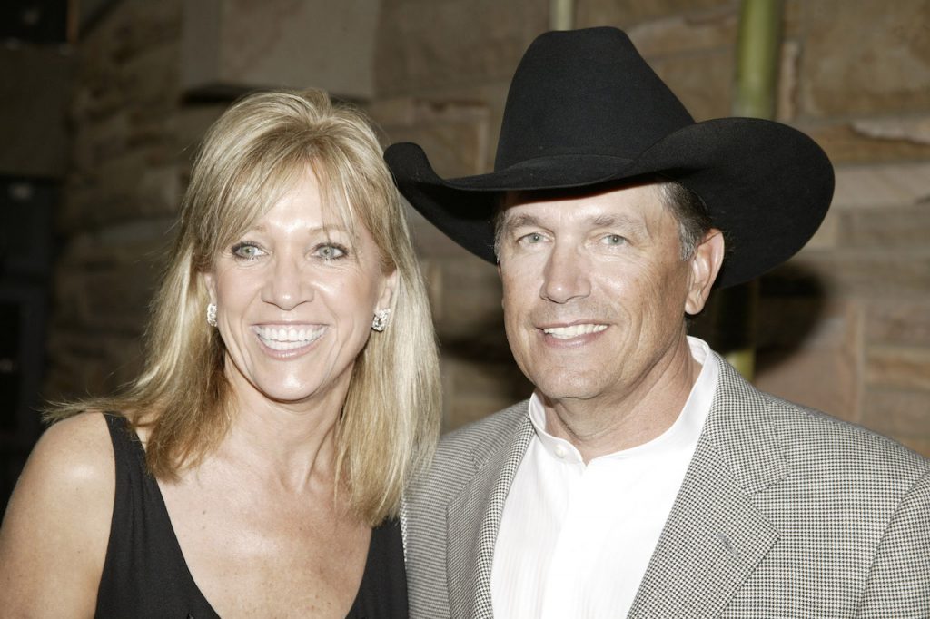 George Strait dans un chapeau de cow-boy et sa femme Norma sourient pour une photo lors de la cérémonie de remise des médailles du Country Music Hall of Fame 2007
