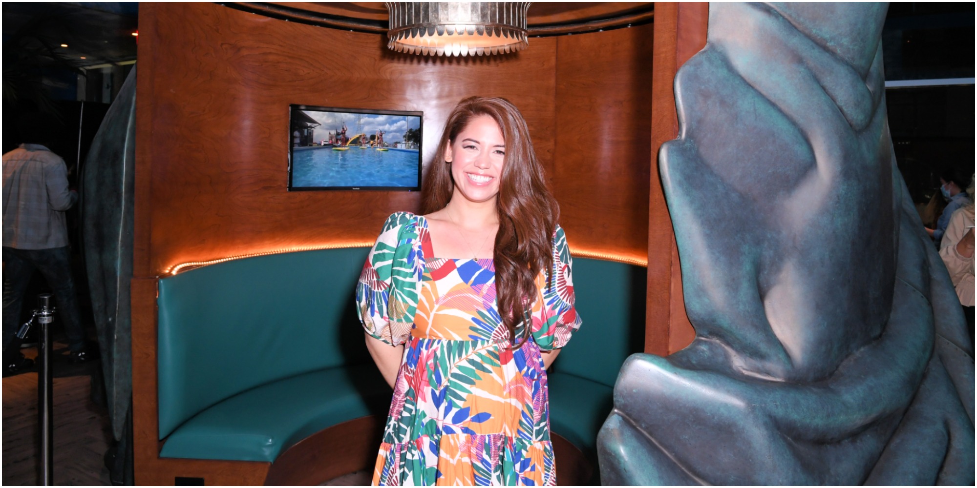 Molly Yeh sourit sur une photo, elle joue dans Food Network's "La fille rencontre la ferme."