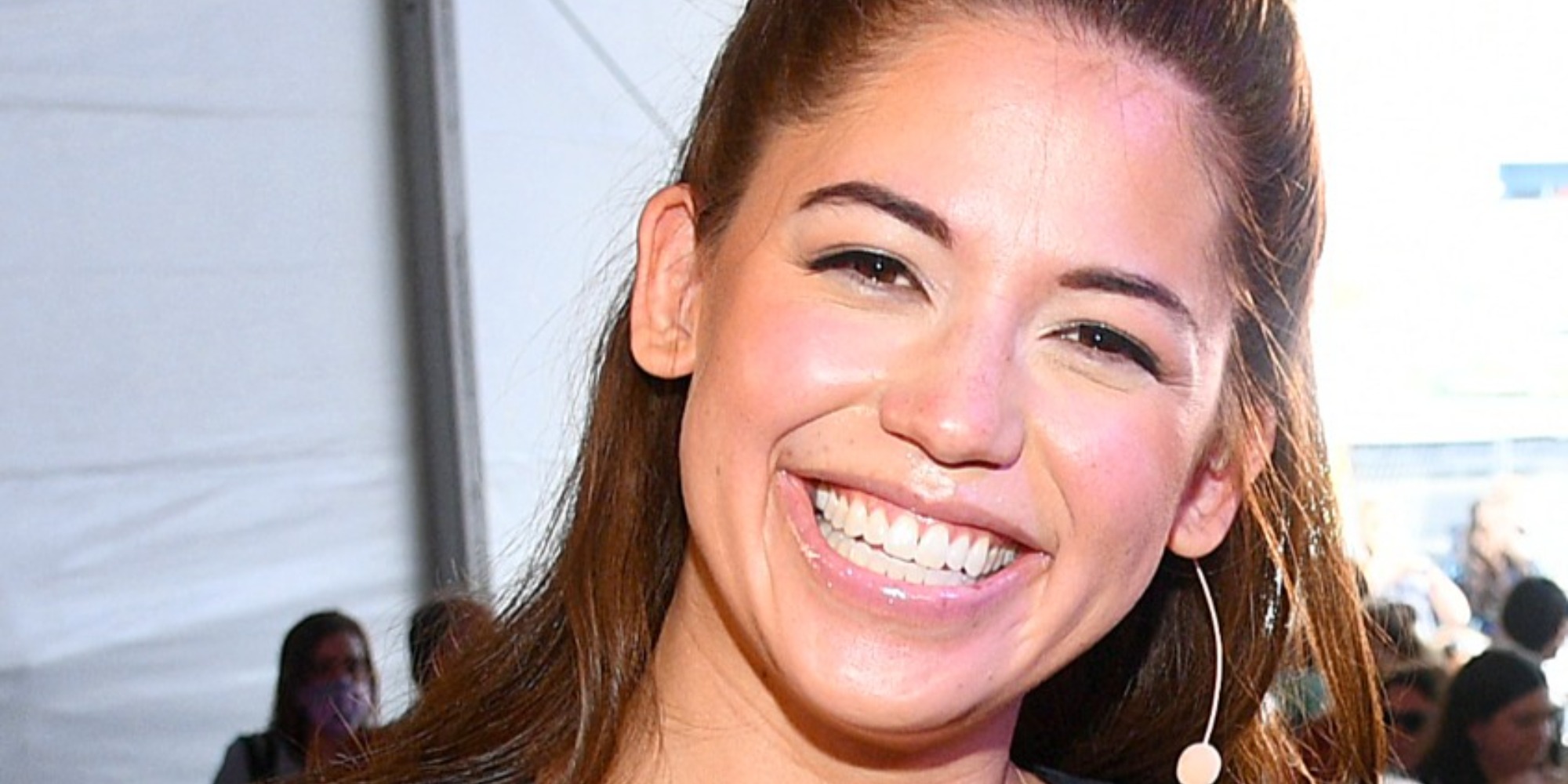 Molly Yeh sourit sur une photo, elle joue dans Food Network's "La fille rencontre la ferme."