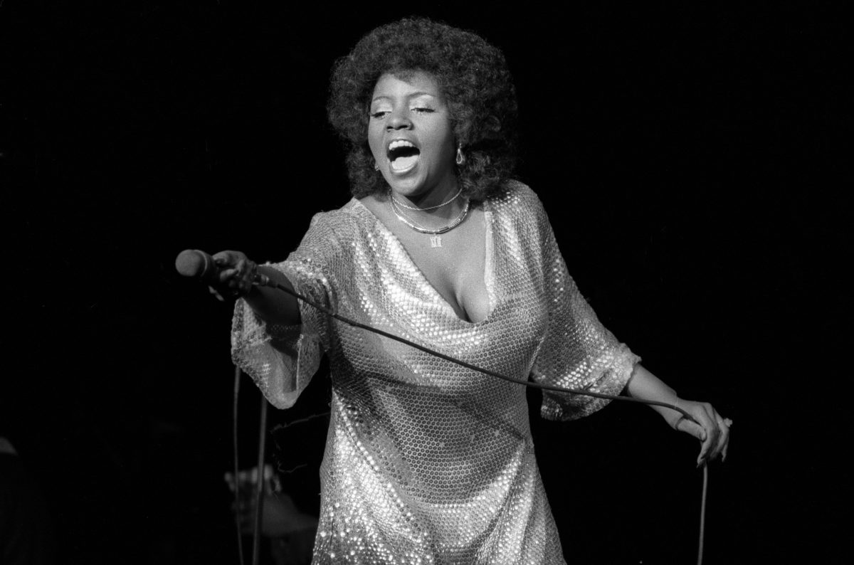 Gloria Gaynor tient un micro