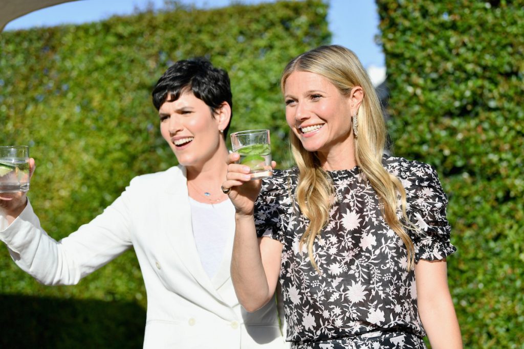 Les leaders de Goop Elise Loehnen (L) et Gwyneth Paltrow tiennent des verres d'eau avec du concombre lors du In goop Health Summit à 3Labs en 2018