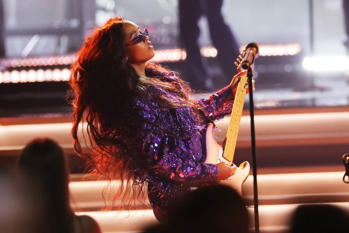 ELLE en violet se produisant aux Grammy Awards 2022.