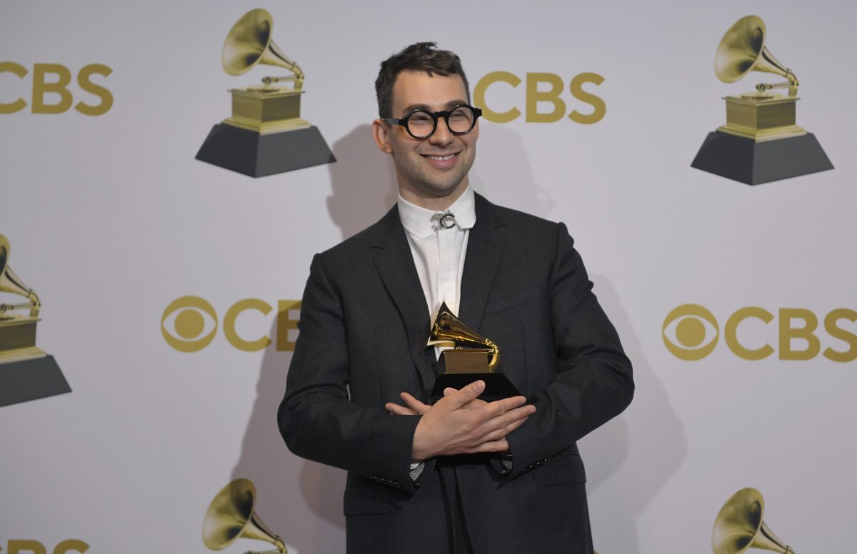 Jack Antonoff tient un trophée Grammy Awards dans la salle photo des gagnants aux Grammy Awards 2022