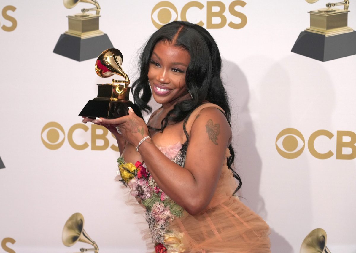 SZA pose avec un Grammy Award dans la salle photo des gagnants aux Grammy Awards 2022