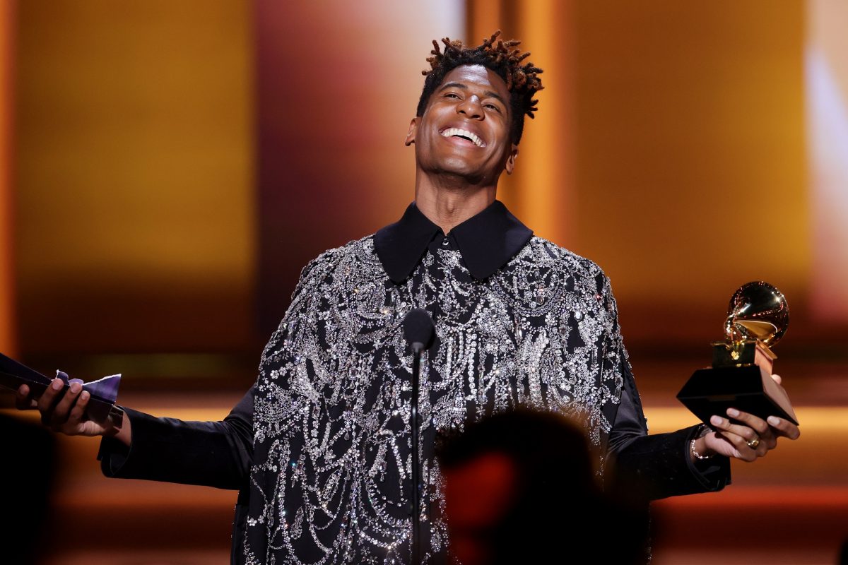 Jon Batiste sur scène recevant le prix de l'album de l'année aux Grammy Awards 2022