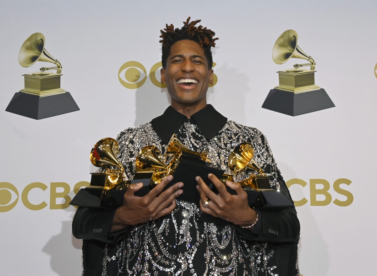 Jon Batiste détient plusieurs trophées Grammy Award dans la salle de photo des gagnants aux Grammy Awards 2022