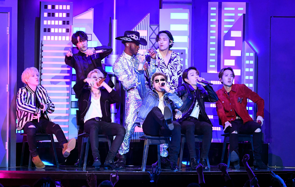 BTS joue avec Lil Nas X aux Grammys en 2019 à Los Angeles.