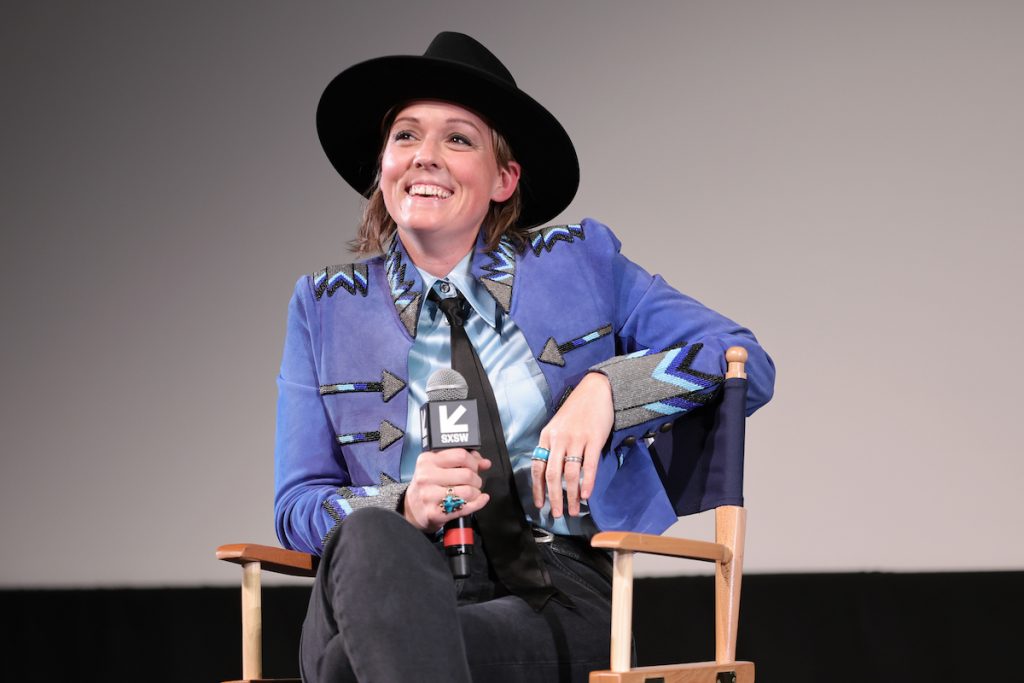 L'auteur-compositeur-interprète Brandi Carlile sourit sur scène lors d'une séance de questions-réponses à Austin, Texas
