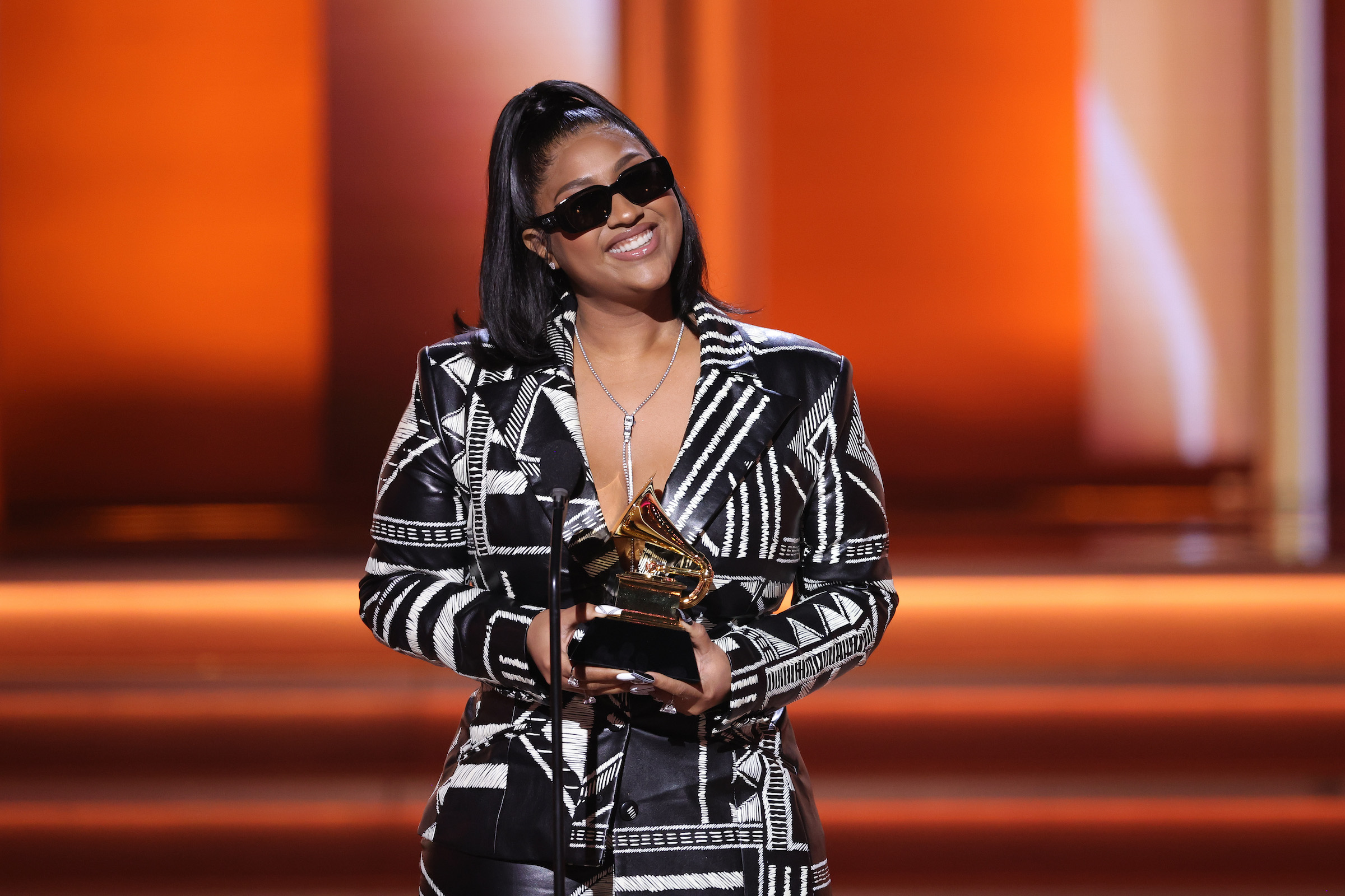 Jazmine Sullivan reçoit le Grammy Award du meilleur album R&B