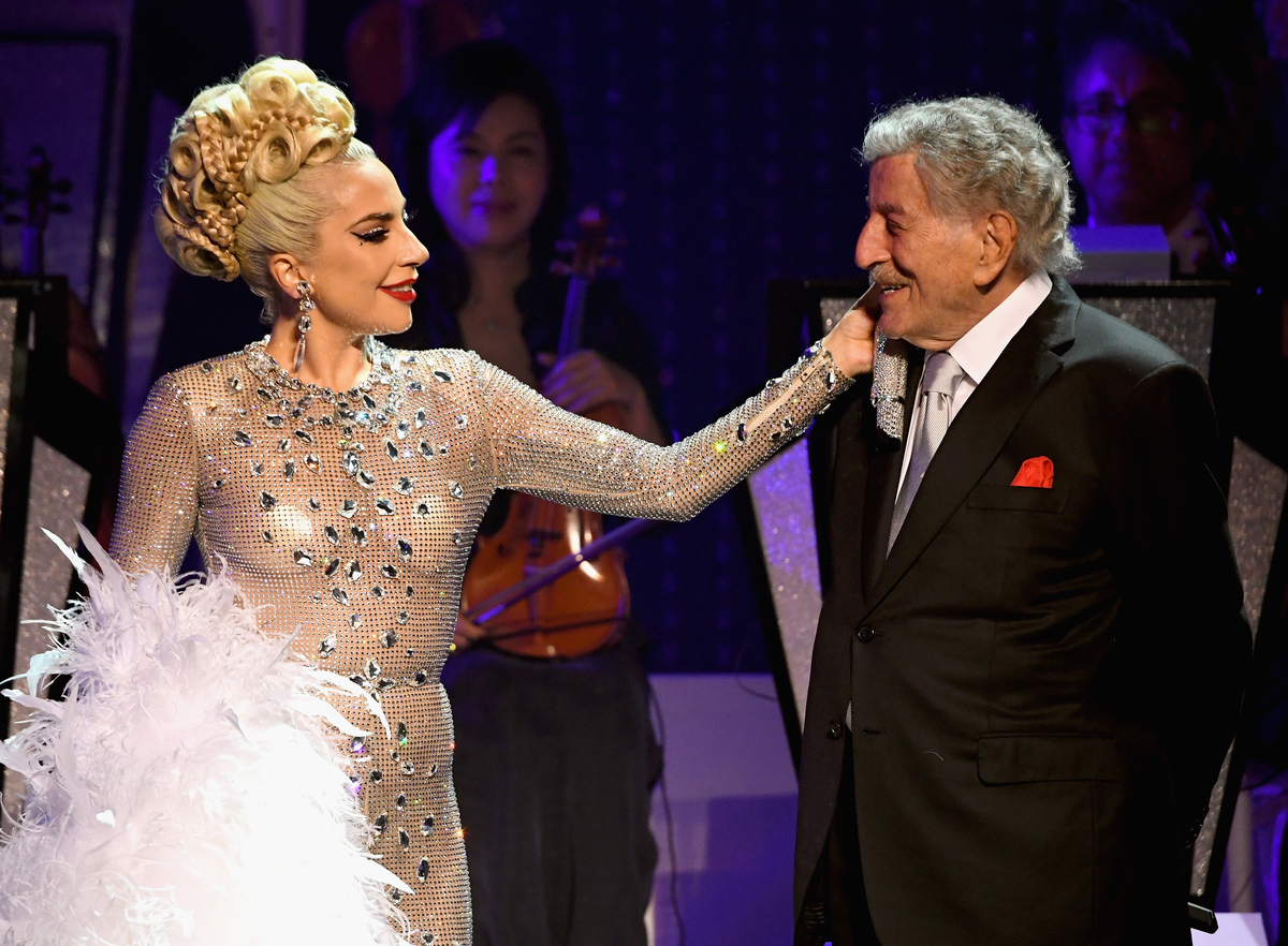 Lady Gaga touche le visage de Tony Bennett alors qu'elle se produisait sur scène à Las Vegas, Nevada en 2019.