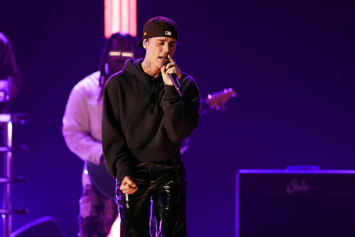 Justin Bieber porte une tenue noire décontractée et interprète