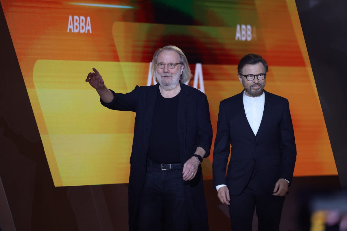 Benny Andersson et Bjoern Ulvaeus d'ABBA assistent à un événement télévisé en 2021.