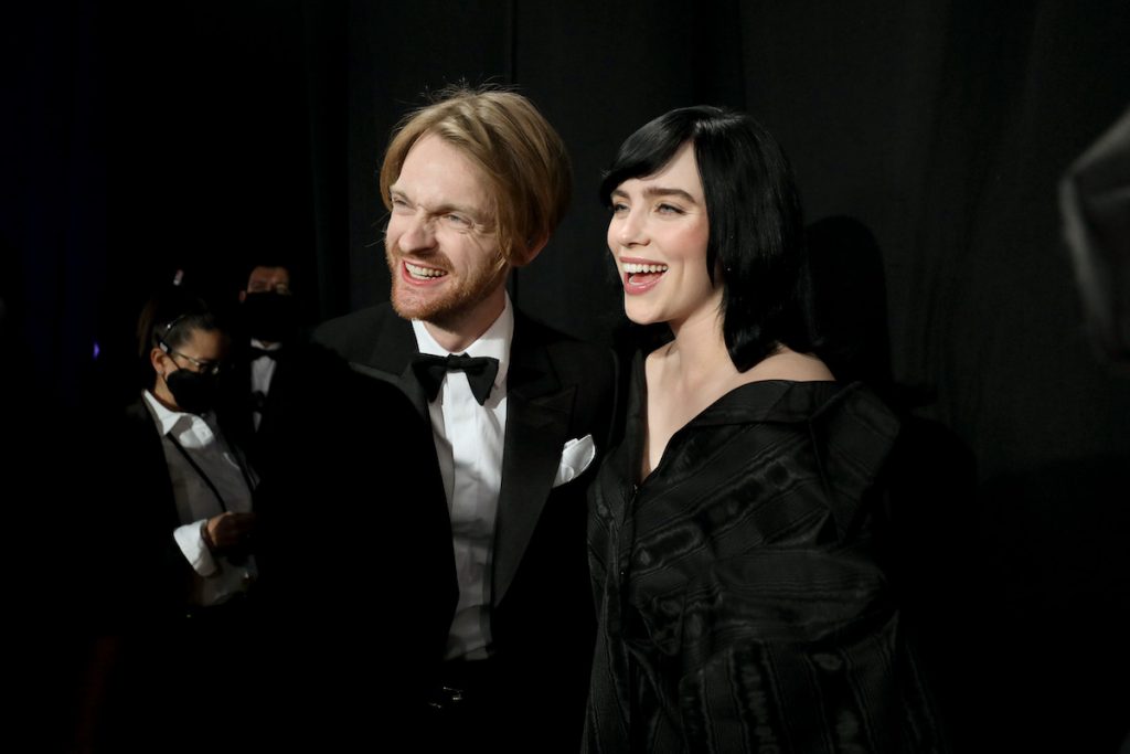 Billie Eilish (R) et FINNEAS sont dans les coulisses de la 94e cérémonie des Oscars