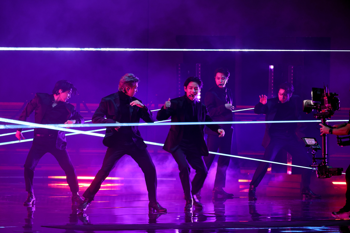 Les membres du BTS Suga, RM, V, Jimin et Jungkook se produisent sur scène aux Grammy Awards à Las Vegas, NV.