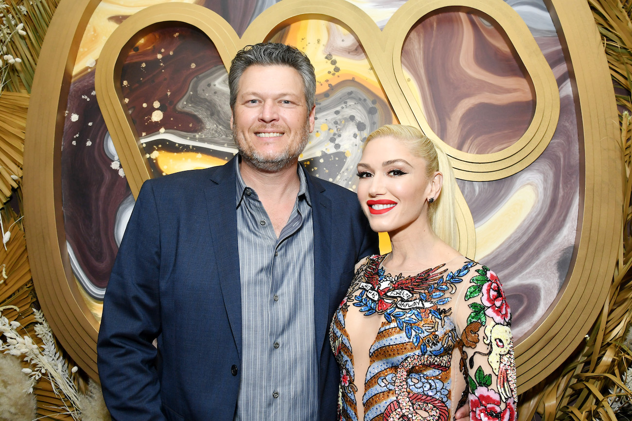 Blake Shelton et Gwen Stefani posant ensemble