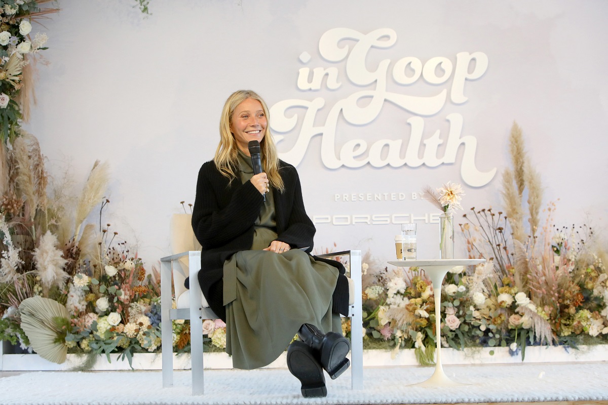 Gwyneth Paltrow souriant tout en tenant un microphone.