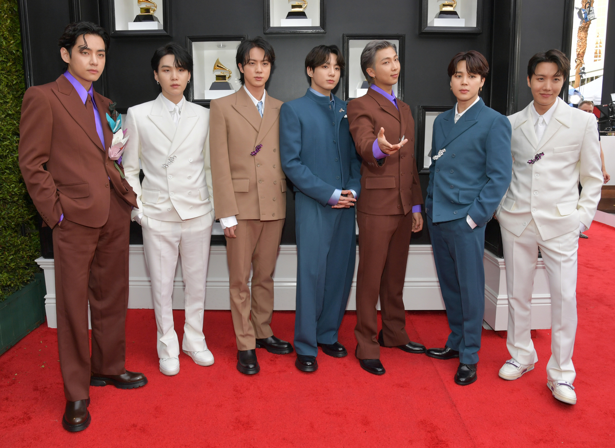 Les membres du BTS posent sur le tapis rouge de la 64e cérémonie annuelle des Grammy Awards à Las Vegas, NV.