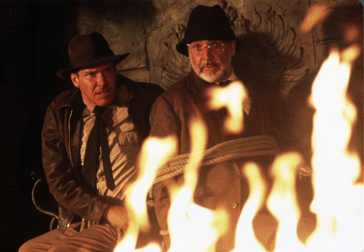 'Indiana Jones et la dernière croisade' Harrison Ford comme Indiana Jones et Sean Connery comme Henry Jones, Sr. semblant paniqué devant un feu avec Connery ligoté dans des cordes
