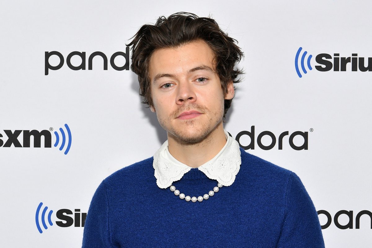 Harry Styles portant un collier