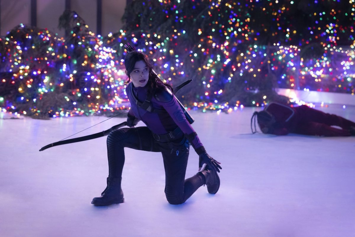 Hailee Steinfeld porte son costume violet et noir et brandit un arc et des flèches en tant que Kate Bishop dans 