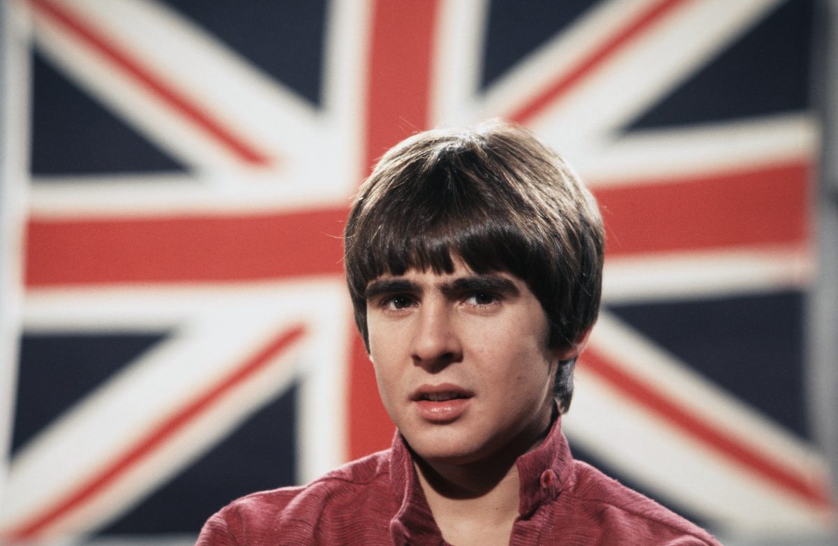 Davy Jones, chanteur des Monkees "Je veux être libre," devant un drapeau
