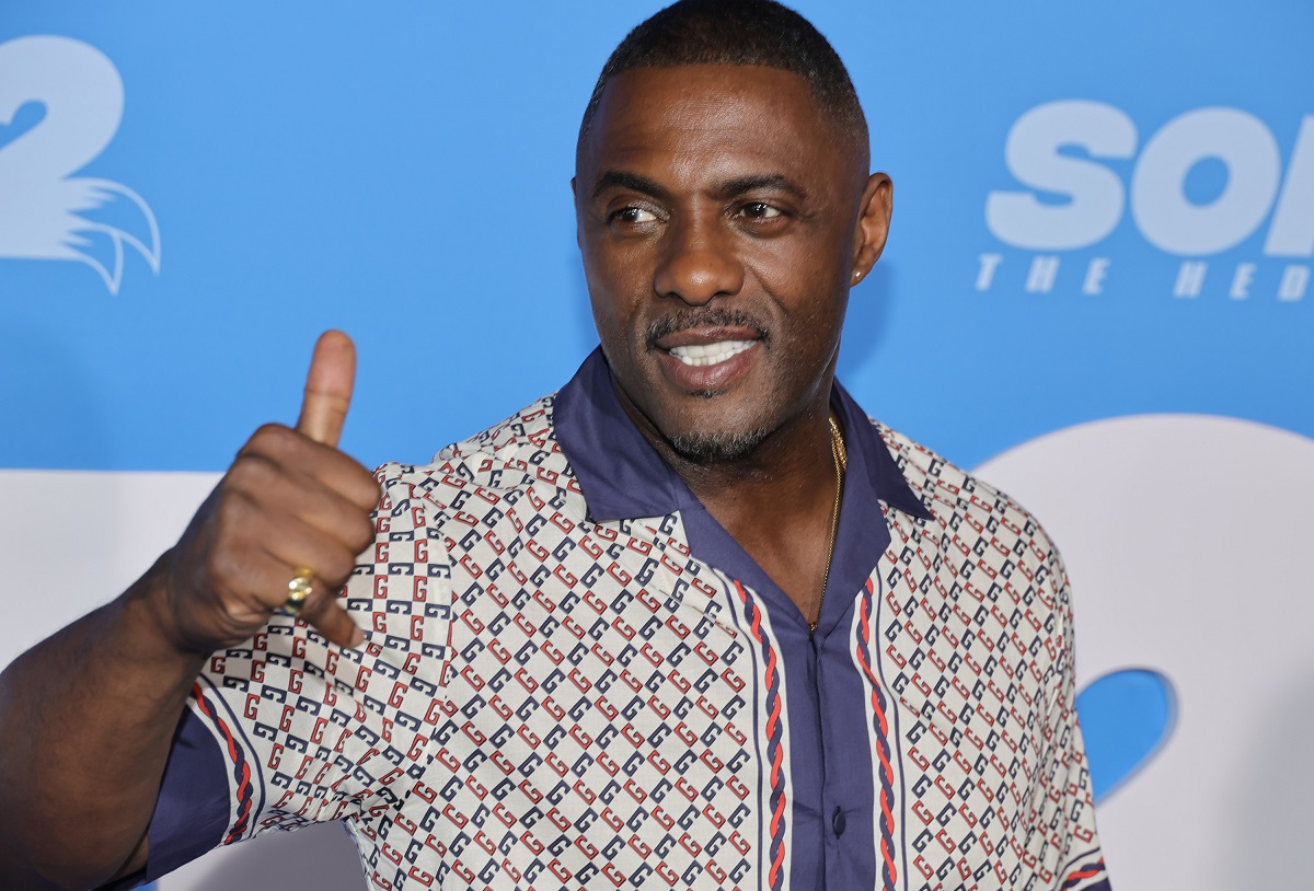 Idris Elba sourit en levant le pouce.