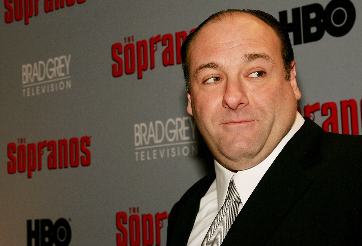 James Gandolfini souriant en portant un costume.