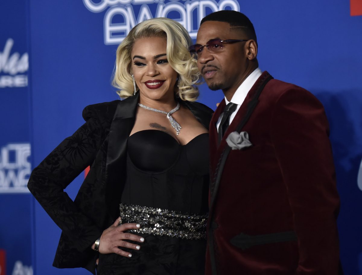 Faith Evans et Stevie J posent pour une photo - l'ancien couple est en plein divorce