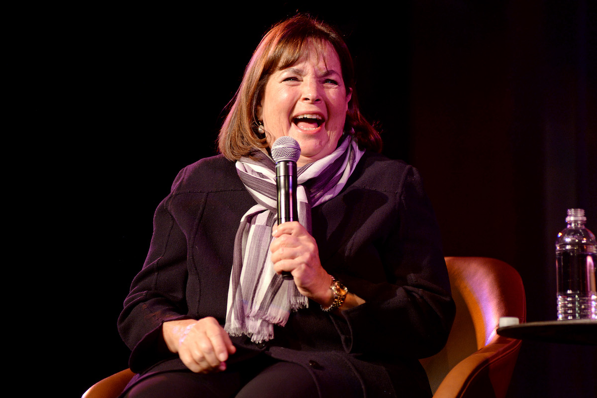 Ina Garten, célèbre pour être la comtesse aux pieds nus, rit en tenant un microphone